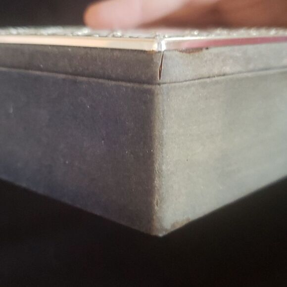 Pretty Vintage 1970s Velvet Lined Box w/ Shiny Intricate Design on Lid 6 x 4.5" - Picture 10 of 12